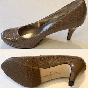 AK Anne Klein Glossy Alligator Print Women Pumps!